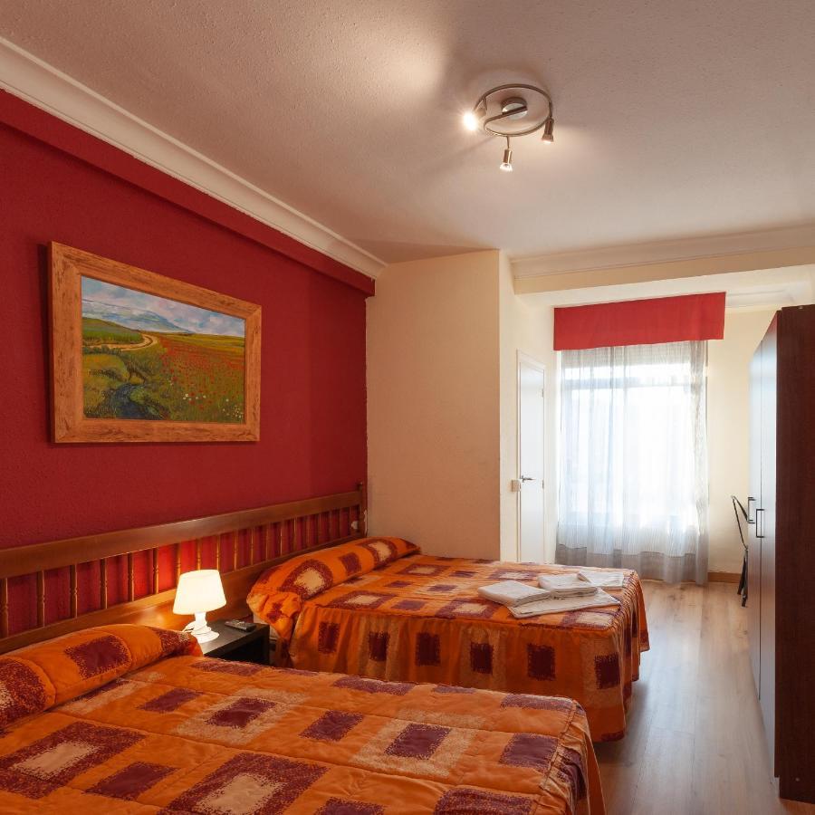 Hostal Manjon Burgos Bagian luar foto